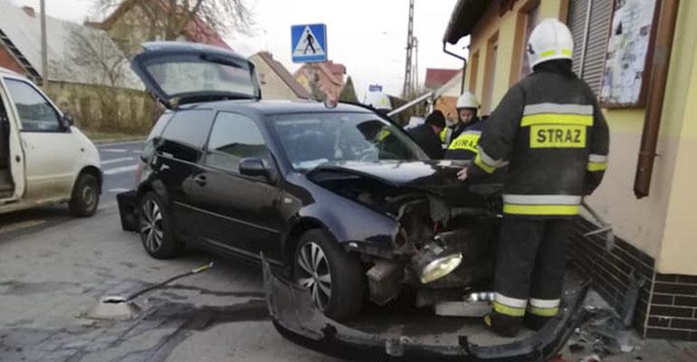 Uderzył w lampę i budynek