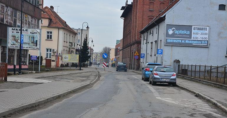 Krzywe chdoniki zastąpi kostka brukowa, a na jezdni będzie nowy asfalt