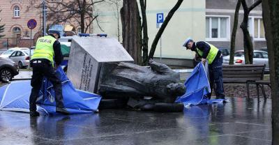 Władze Gdańska zapowiadają, ze obalony pomnik nie wróci już na swoje miejsce