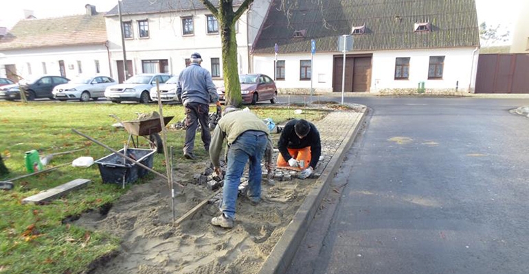 Nowa droga i chodnik, potem ławki