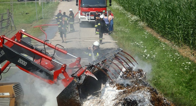 Pożar słomy na przyczepach