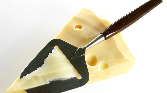 W nożu do sera rolę ostrza pełni cienki drucik, który łatwiej pokonuje opór lepkiej masy