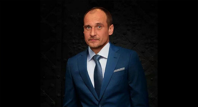 Głowa Pawła Kukiza (53 l.) doklejona do modela w garniturze