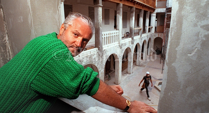 Gianni Versace urodził się 2 grudnia 1946 w Reggio di Calabria (Włochy) jako syn krawcowej