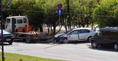 Wypadek rządowego auta w Warszawie - śmieciarka skasowała skodę