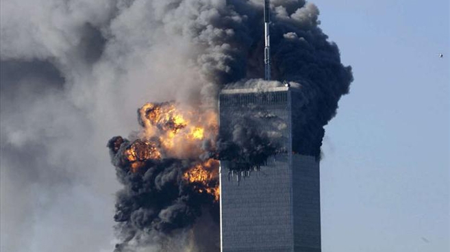 Samolot wbija się w wieżę World Trade Center
