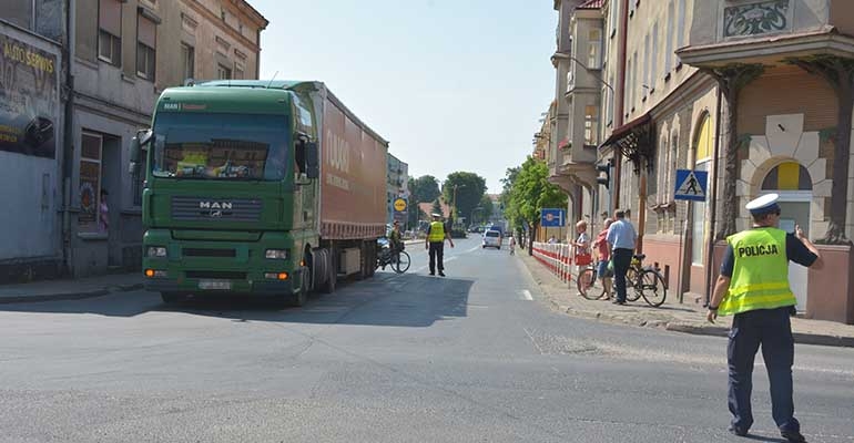 Tir zablokował skrzyżowanie