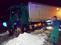 Wpadł w poślizg, zniszczył latarnię [gallery][mp3]