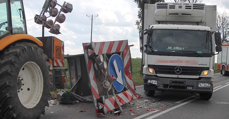 Ciężarówka zderzyła się z ciągnikiem rolniczym