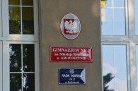 Jeszcze nie dawno nad głównym wejściem wisiał orzeł bez korony