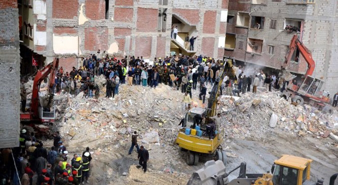 Runęły budynki; 8 zabitych, 55 rannych