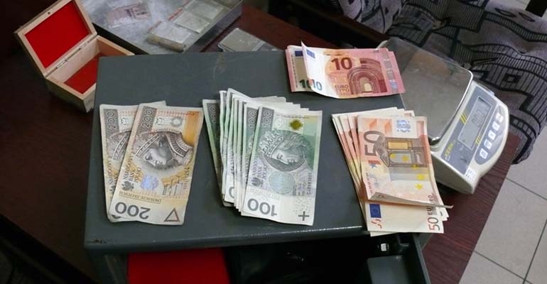 W mieszkaniu w Miliczu znaleziono pieniądze i amfetaminę