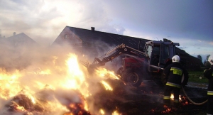 Piorun zapalił stóg siana