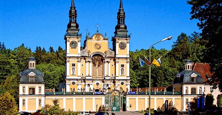 Drzewo z postacią Matki Boskiej obudowano kaplicą - z pniem w środku i konarami wychodzącymi na zewnątrz