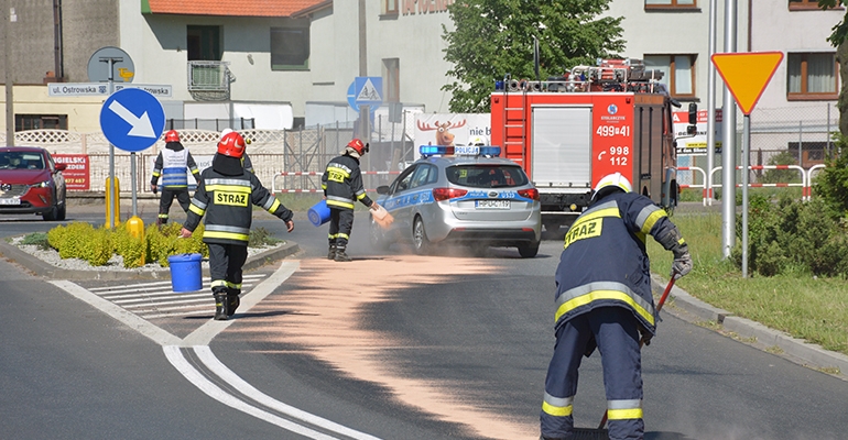 Olej wyciekał z jednego z większych pojazdów