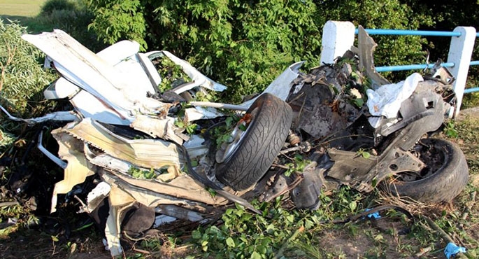 Samochód uderzył w drzewo, a potem w betonową barierkę. Została z niego kupa pogiętych blach