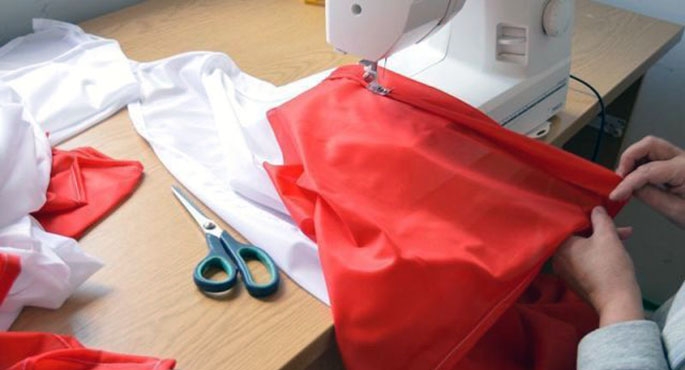 Więźniarki uszyły flagi na Święto Niepodległości