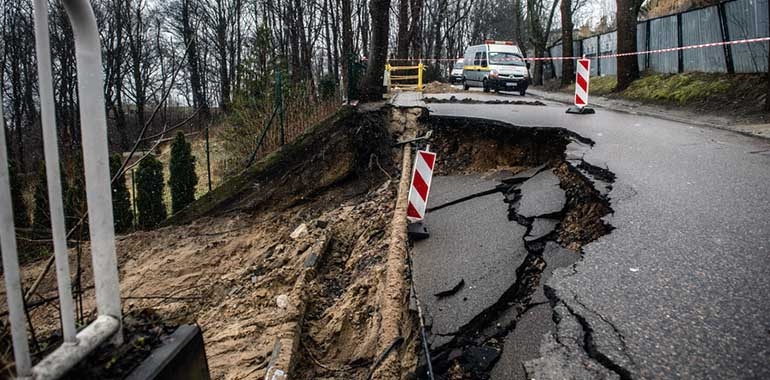 Skarpa osunęła się na dom