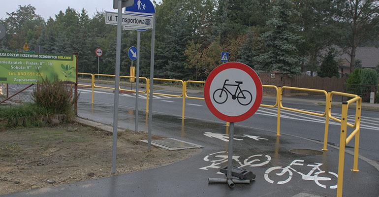 Formalnie obowiązuje zakaz, który jest ignorowany przez rowerzystów
