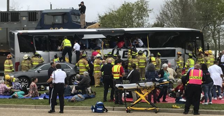 Pociąg uderzył w autobus wiozący starszych ludzi do kasyna