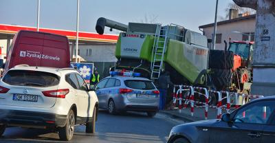 TiR uszkodził barierki