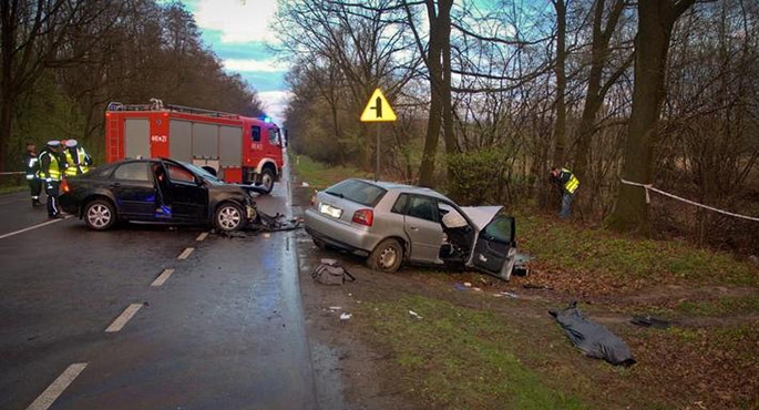 Samochód narzeczonych zderzył się z autem księdza