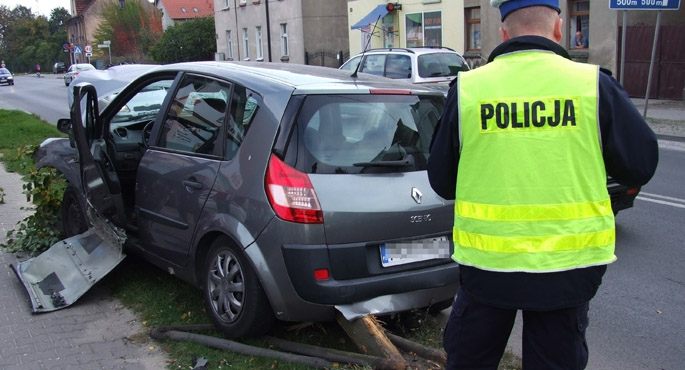 Za uderzenie w dwa samochody i rozbicie własnego auta pod wpływem alkoholu, policja odebrała mu prawo jazdy