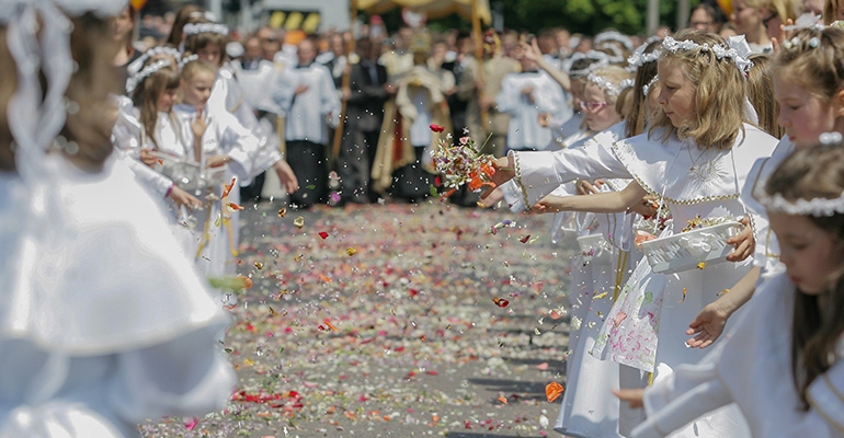 Sypanie świeżych kwiatów oznacza część, jaką wierni oddają Bogu