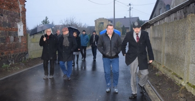 Władze gminy Krotoszyn, urzędnicy i mieszkańcy dokonali oficjalnego odbioru Wiśniowej