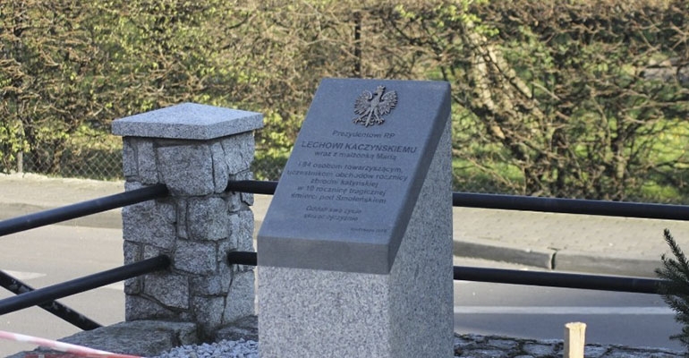 Obelisk smoleński stanął przed bazyliką