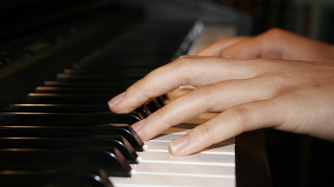 Układ klawiszy fortepianu Seeda jest odwrotny niż w tradycyjnym