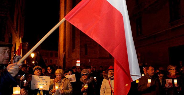 Znieważył flagę, to sobie popracuje