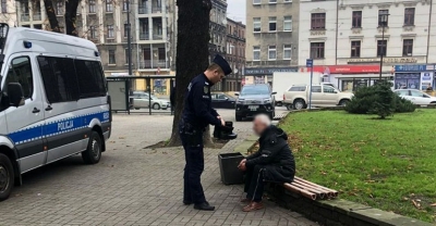 Policjant oddał buty bezdomnemu