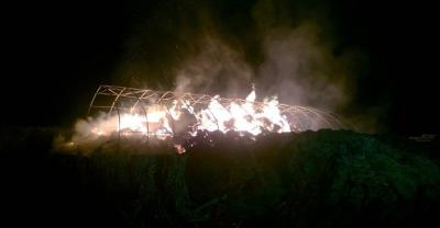 Całą noc gasili baloty słomy[gallery]
