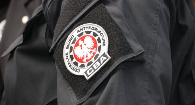 Jest oskarżony o przestępstwo przy wykupie lokali, ale kierownictwu biura to nie przeszkadza