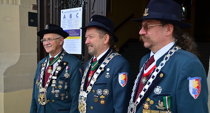Od lewej: Marszałek Marian Jankowski, Król Leszek Wawrzyniak, Rycerz Karol Piotrowski