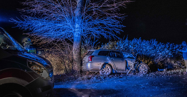 Pijany kierowca uderzył w drzewo