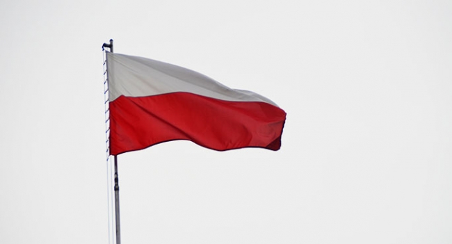 Biało-czerwona flaga na krotoszyńskim magistracie
