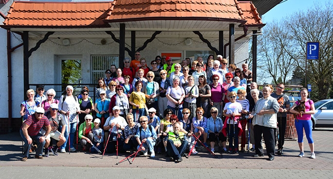 Przed startem  wszystkie 81 osób zebrało się koło apteki Łąkowa