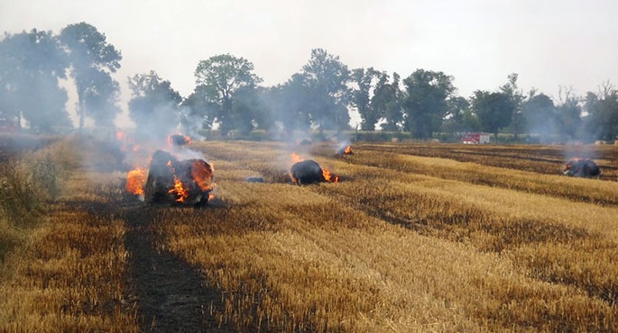Prawdopodobnie ogień powstał na skutek iskry z maszyny rolniczej