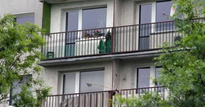 Zrzucił żonę z balkonu