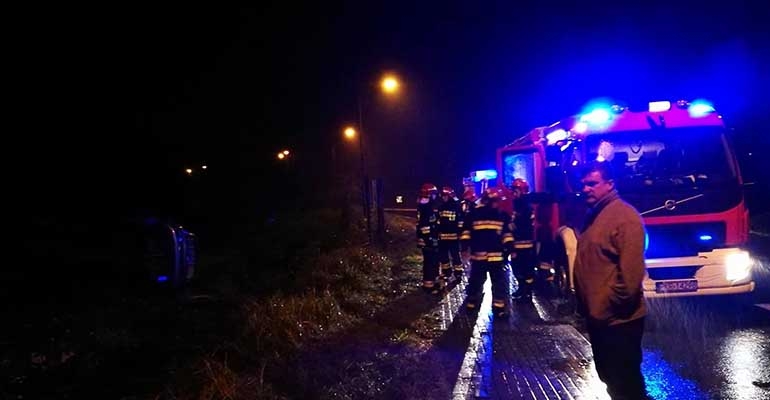 Auto po dachowaniu przewróciło się na bok