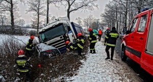 Osobówka zmiażdżona przez ciężarówkę[gallery]