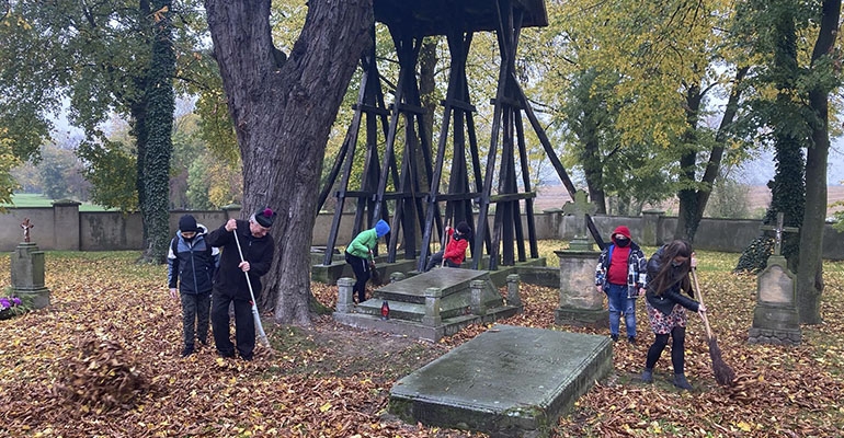 Uprzątnęli mogiły i zapalili znicz pamięci