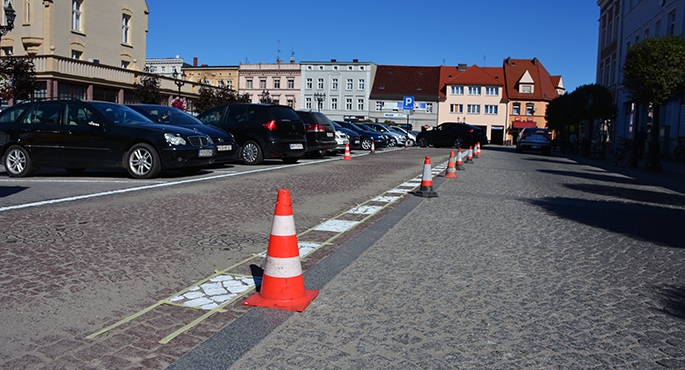 W płatnej strefie parkowania na krotoszyńskim rynku pojawiły się białe linie