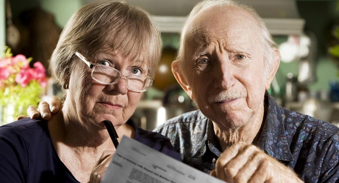 Seniorze – nie daj się omamić obietnicą niższych rachunków, czytaj dokładnie umowy
