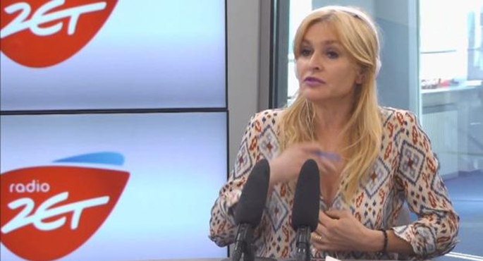 Monika Olejnik szybko zorientowała się, że odpiął się jej guzik od bluzki