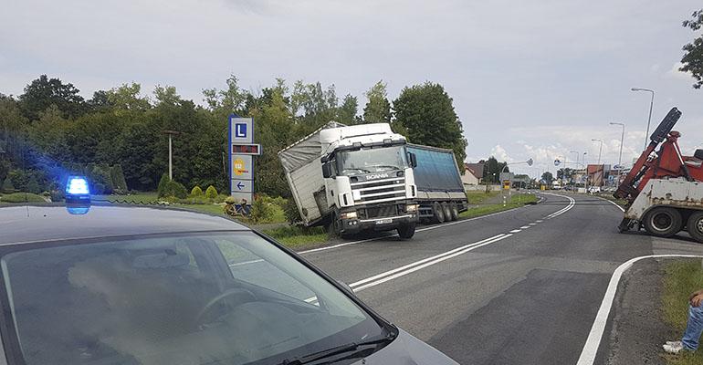 TIR wpadł do rowu