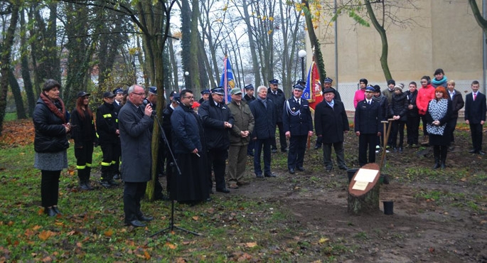 Posadzony dąb będzie symbolem zakorzenienia lokalnej społeczności