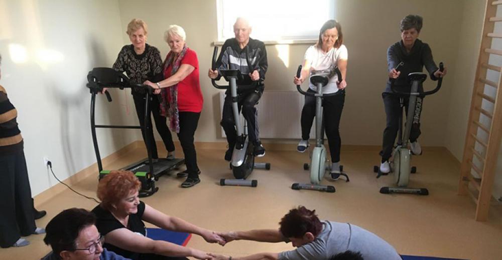 Seniorzy bardzo chętnie korzystają z sali do ćwiczeń